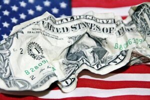 چگونه ترامپ دلار را از تخت سلطنت پایین می‌کشد؟