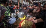 فیلم/ توزیع غذا بین گرسنگان و آورگان غزه