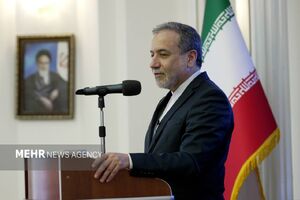 عراقچی: بریتانیا به حقوق شهروندان ما احترام بگذارد