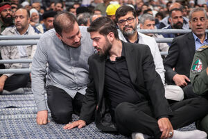 عکس/ پسران شهیدان آل‌هاشم و امیرعبداللیهان در حسینیه امام(ره)