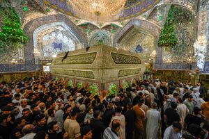 حضور زائران در حرم امیرالمومنین در اولین روز از دهه امامت