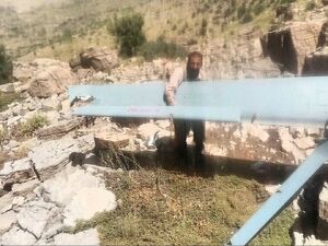 مرد روستایی لر این بار با شکار "هرمس" از کوه برگشت